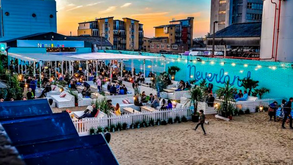 iGB Live! team host Summer Social at exclusive London beach!