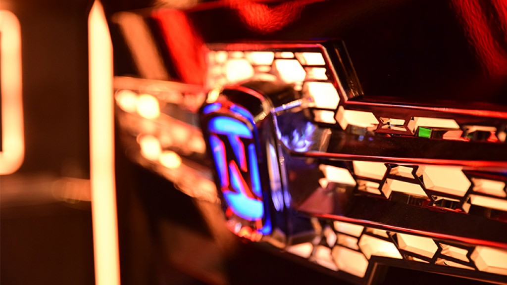 DIAMOND X™ 1.55J – Elegantly curved gaming beyond X-pectations