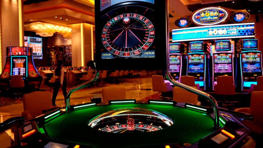 Seven companies submit bids for Macau gaming concessions