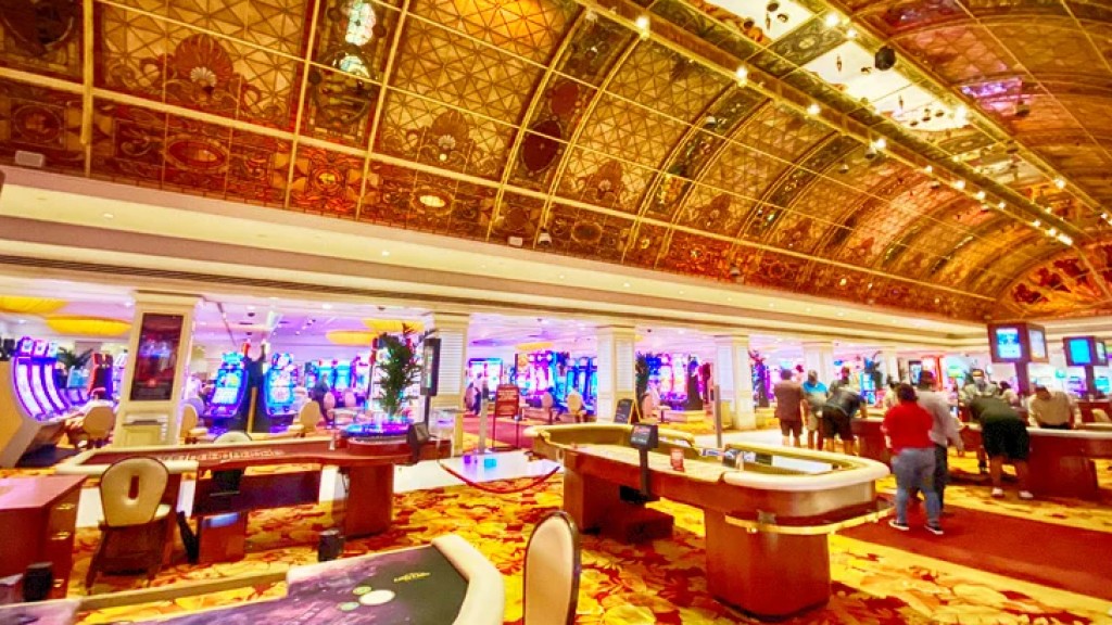 Fitch predicts gaming revenue decline in 2023 for Las Vegas Strip casinos