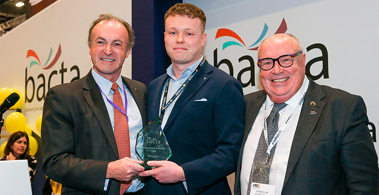 MERKUR UK se asegura un doble éxito en los premios de la industria