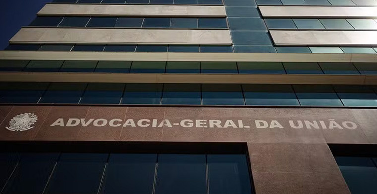 Anatel orders blocking of 115 unlicensed betting platforms in Rio de Janeiro, sparking legal controversy