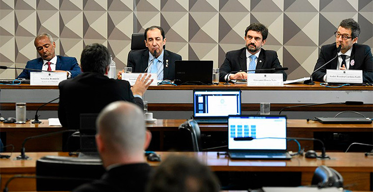 Brasil: La prohibición de tarjetas amarillas y rojas gana fuerza entre los senadores