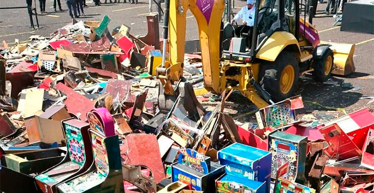 Destruyen en Michoacán 720 tragamonedas ilegales