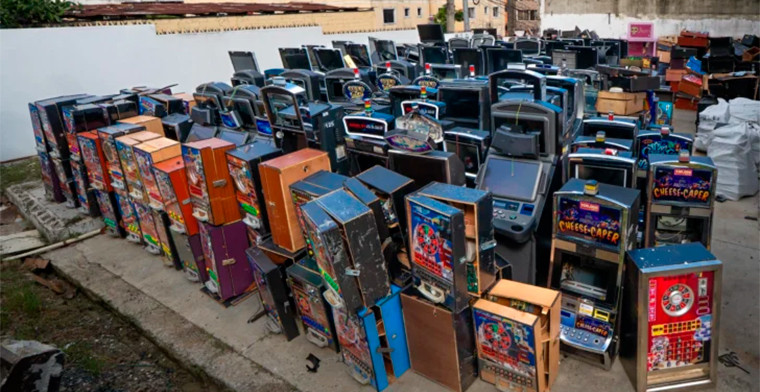 Autoridades destruyen más de 1.500 equipos utilizados en apuestas ilegales en República Dominicana