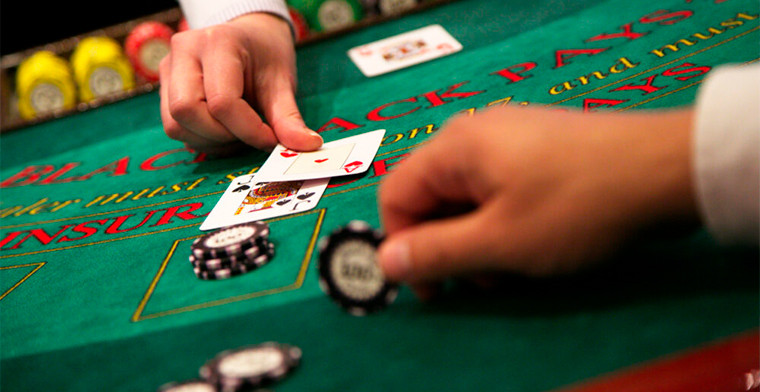 Las Vegas Casino Dealers Hit by Job Cuts as Tourism Declines