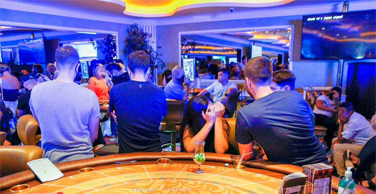 Barcelona suspende la concesión de licencias para juegos de azar