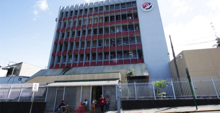 Costa Rica: La JPS refuerza la venta oficial de lotería con la presencia de vendedores autorizados frente a su edificio central