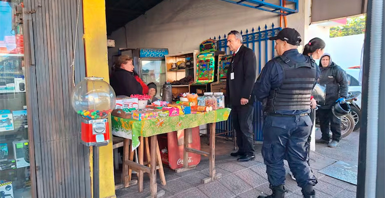 CONAJZAR clausura casinos clandestinos e incauta tragamonedas en San Lorenzo