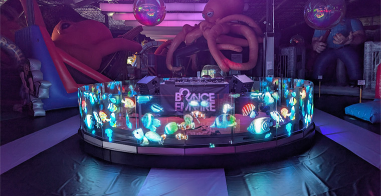 JCM instala señalización digital CLEAR en Bounce Empire