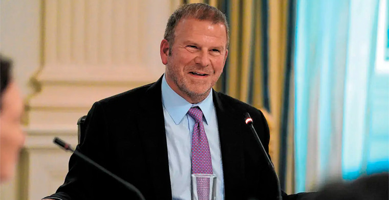 Casino tycoon Tilman Fertitta Puts Las Vegas Strip Project Plans on Hold