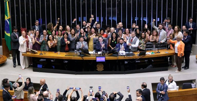 Câmara aprova projeto de lei sobre a proteção de menores em ambientes digitais