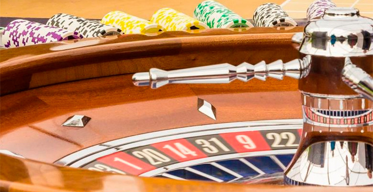 Ecuador: el presidente  propone retorno de casinos en nueva consulta popular