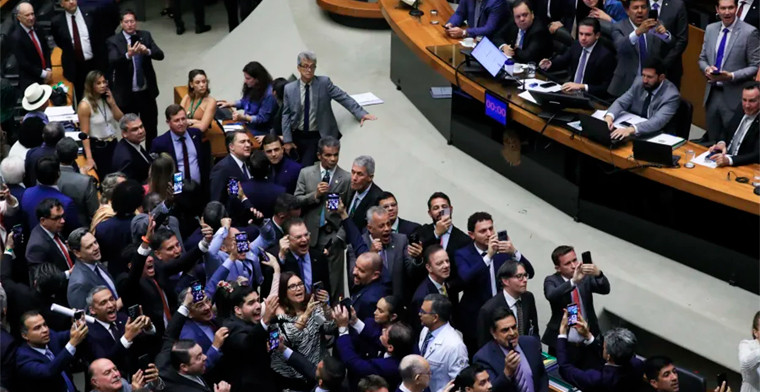 Governo estuda mudanças em IOF, apostas e emendas para compensar perda bilionária