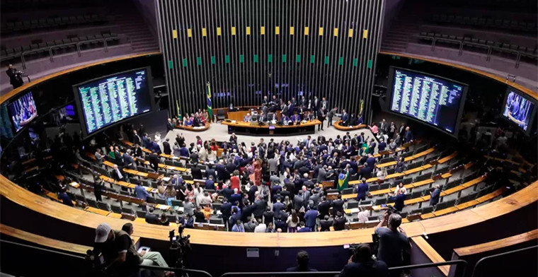 Brasil: Câmara aprova urgência para ampliar taxação das bets e destinar recursos à saúde pública