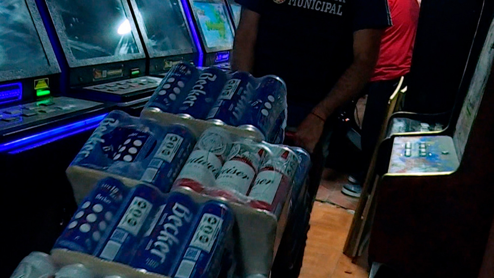 Operativo en casino clandestino de Chile termina en caos, enfrentamientos con policía y queda registrado en TV