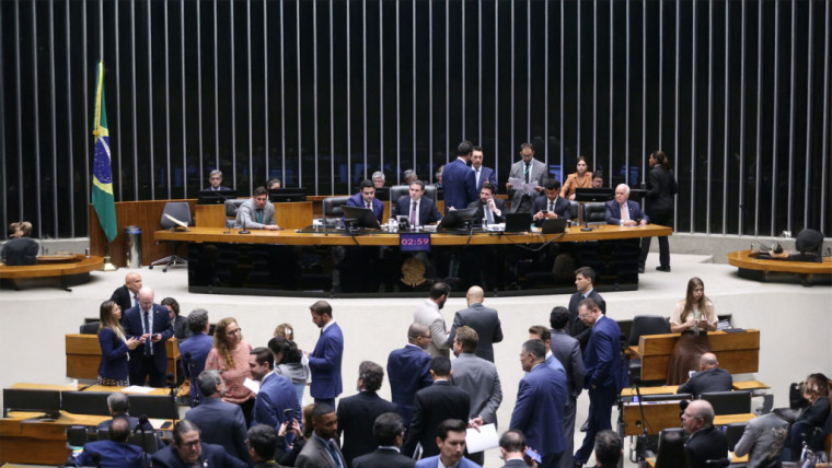 Câmara aprova redução de benefícios fiscais e aumenta tributação sobre bets e fintechs no Brasil