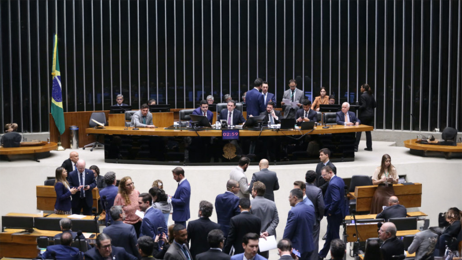 Câmara aprova redução de benefícios fiscais e aumenta tributação sobre bets e fintechs no Brasil