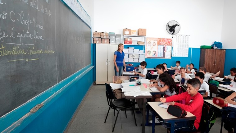 Projeto no Senado propõe usar tributação das bets para isentar professores do Imposto de Renda