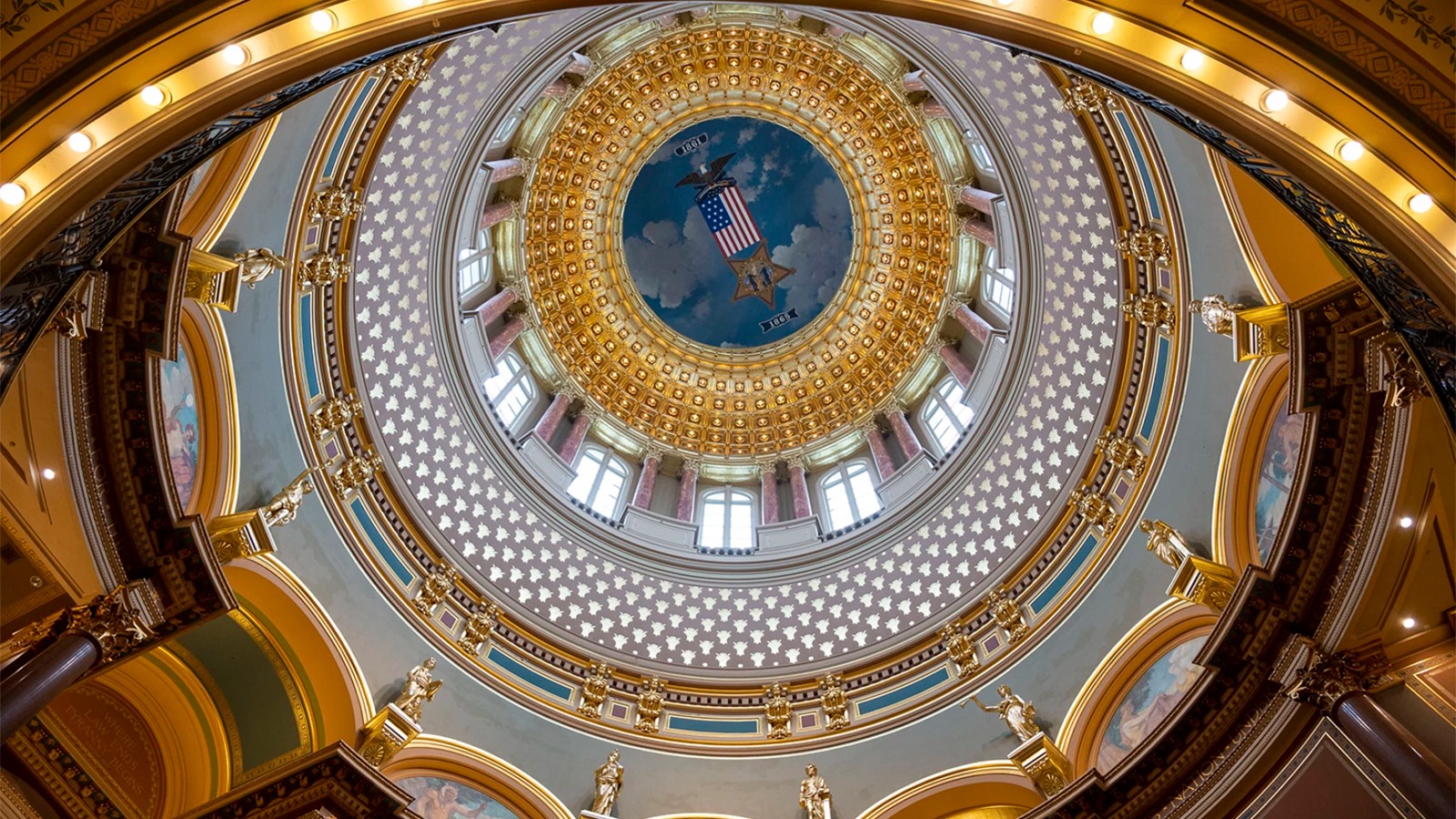 Iowa House Subcommittee Advances Bill to Ban Smoking on Casino Gaming Floors