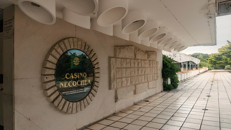 Tensión en Necochea: Trabajadores del Casino preocupados por amparo que podría frenar la subasta pública