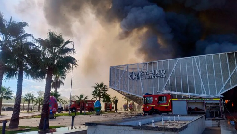 Incendio en el casino de San Martín: garantizan salarios y empleo a trabajadores estatales en Mendoza