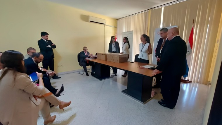 Dos grupos compiten codo a codo por la  licitación de la quiniela en Paraguay