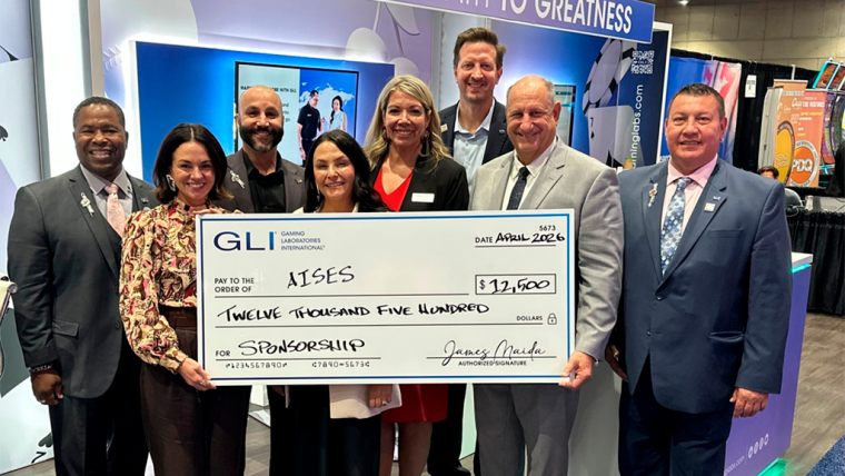 GLI entregó a AISES un cheque de $12,500 en la feria IGA