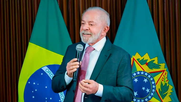 Luiz Inácio Lula da Silva criticizes online betting and suggests a ban, while Congress and industry move forward with regulation