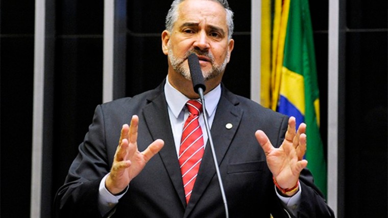Projeto de lei mira caça-níqueis online e reacende debate sobre bets no Brasil