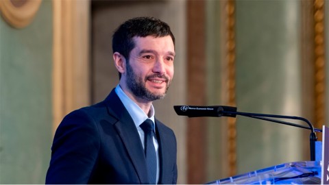 España busca restringir publicidades de apuestas con influencers y famosos