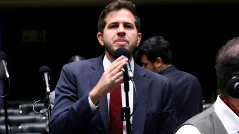 Frente parlamentar liderada por Pedro Campos apresenta projeto para proibir publicidade de apostas no Brasil