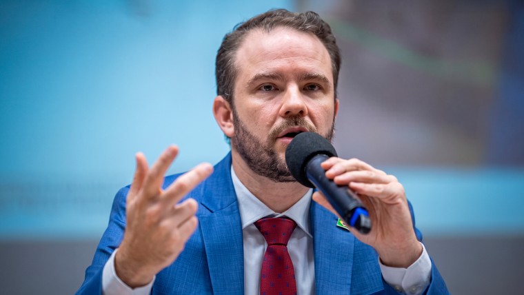 Durigan defende ampliar controle e tributação das bets