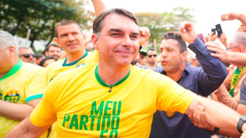 Campanha de Flávio Bolsonaro avalia proibição das bets