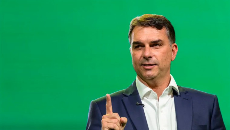 Flávio Bolsonaro critica proibição das bets e questiona segurança jurídica