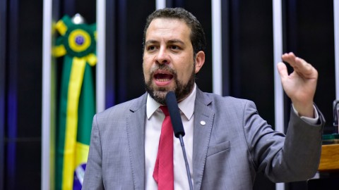 Governo brasileiro avalia apoio a clubes após proibição das bets